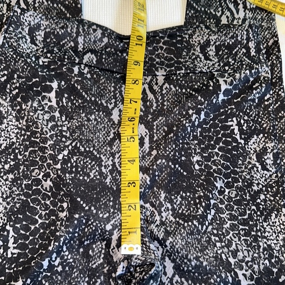 Forever 21 woman’s leggings snake print size small - Picture 6 of 8